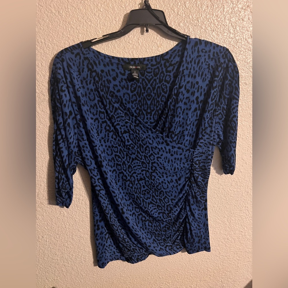 Women's Large Style & Co polyester/%5 spandex top.
